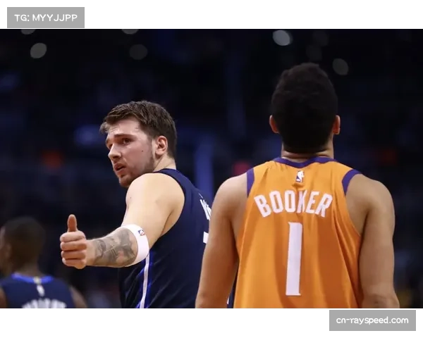 东契奇布克场上争吵后笑场，缓和紧张比赛气氛