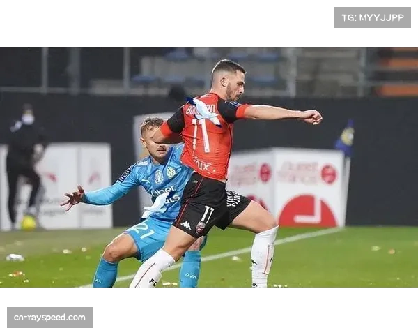 特写：洛里昂门将姆沃戈扑出点球后，手指天空告慰逝世亲属